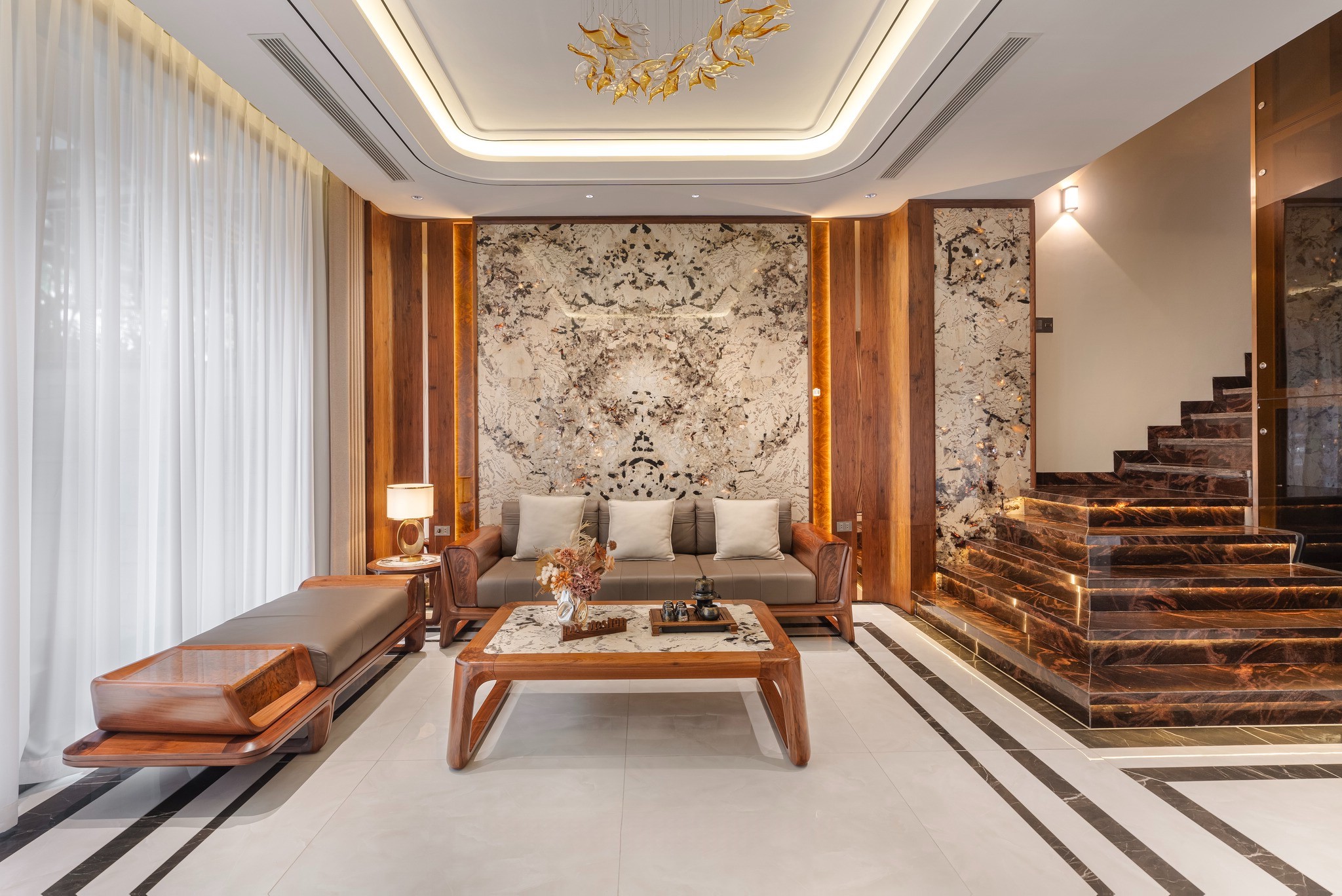 Bàn ghế phòng khách nhỏ gỗ óc chó với thiết kế gọn gàng, màu sắc ấm áp và vân gỗ nổi bật.