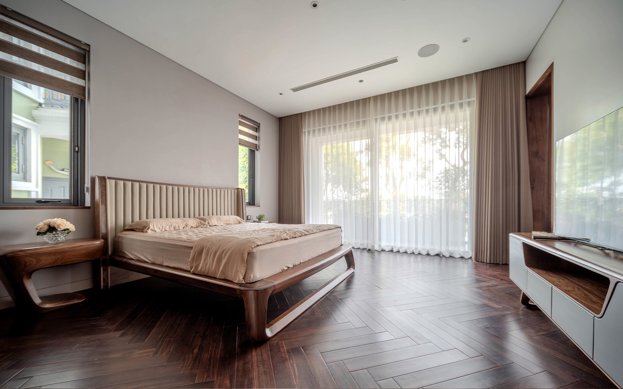 Mẫu giường ngủ Platform cao cấp gỗ óc chó hiện đại