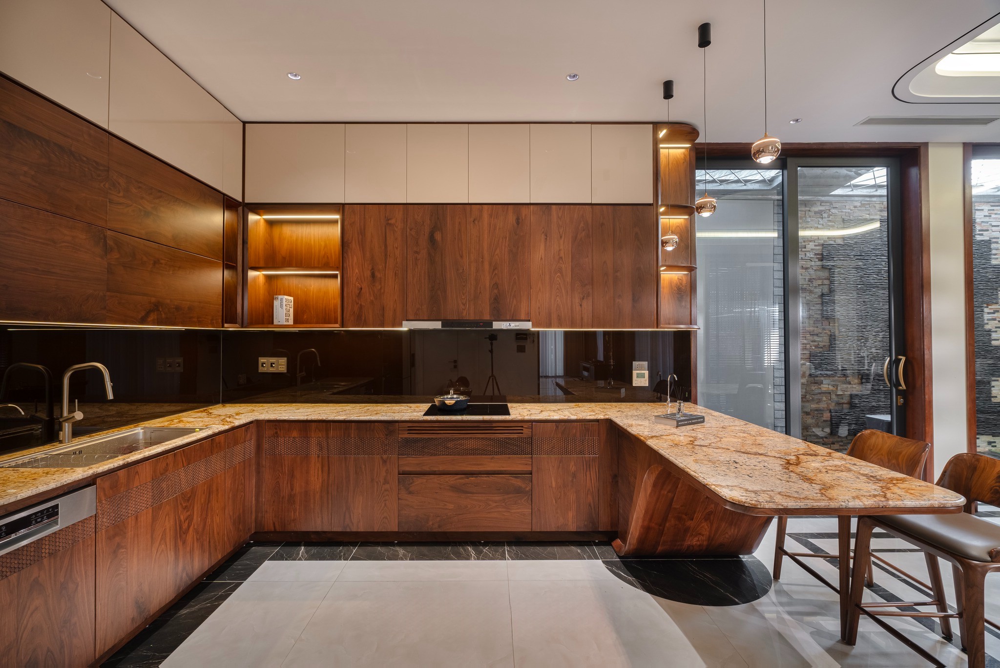 mẫu tủ bếp gỗ óc chó tự nhiên