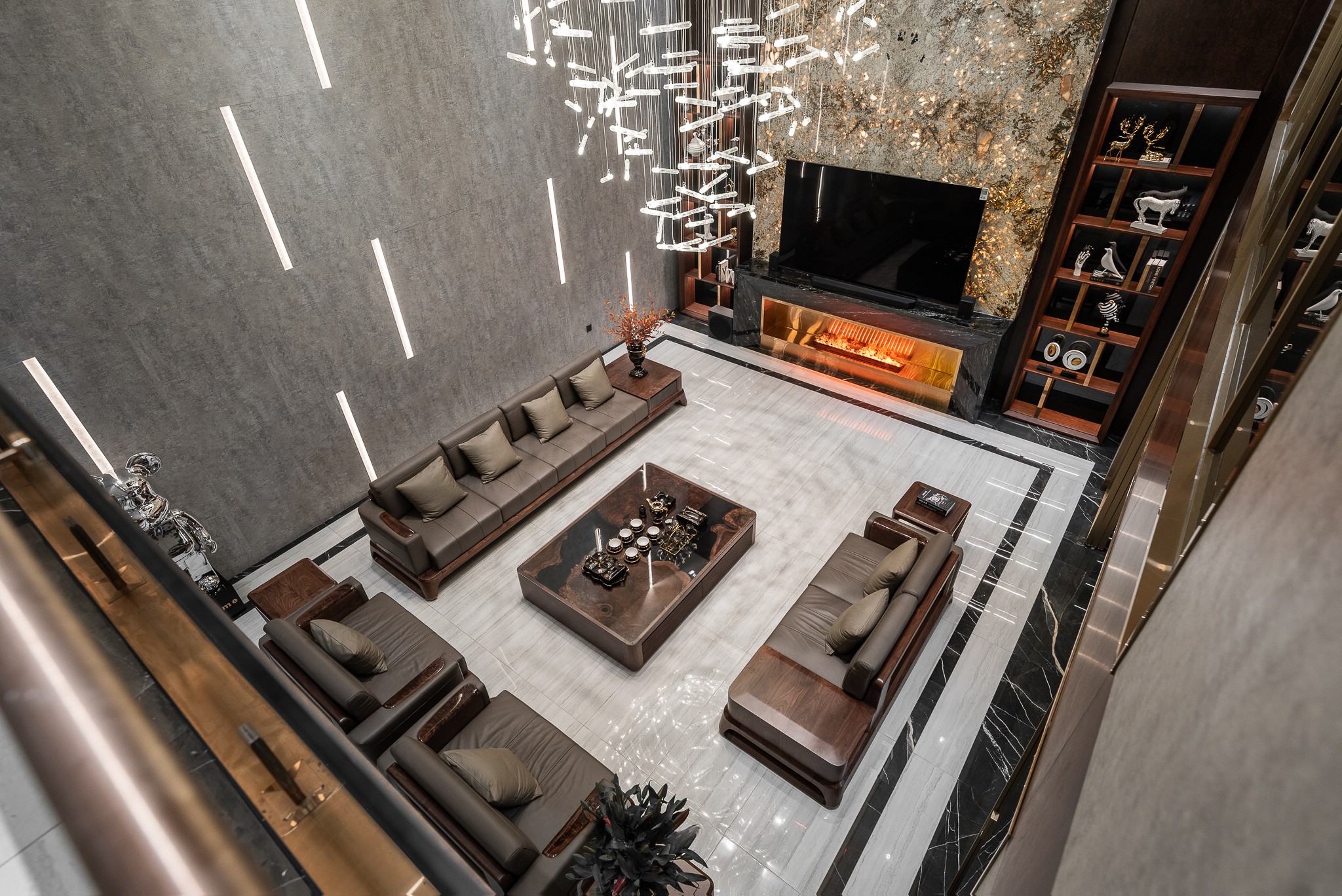 Phòng khách đẹp bằng gỗ óc chó thông tầng