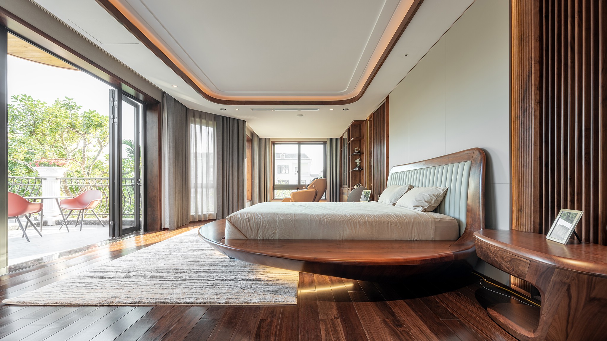 Thiết kế phòng ngủ gỗ óc chó không gian mở với giường chữ O và vách lam gỗ