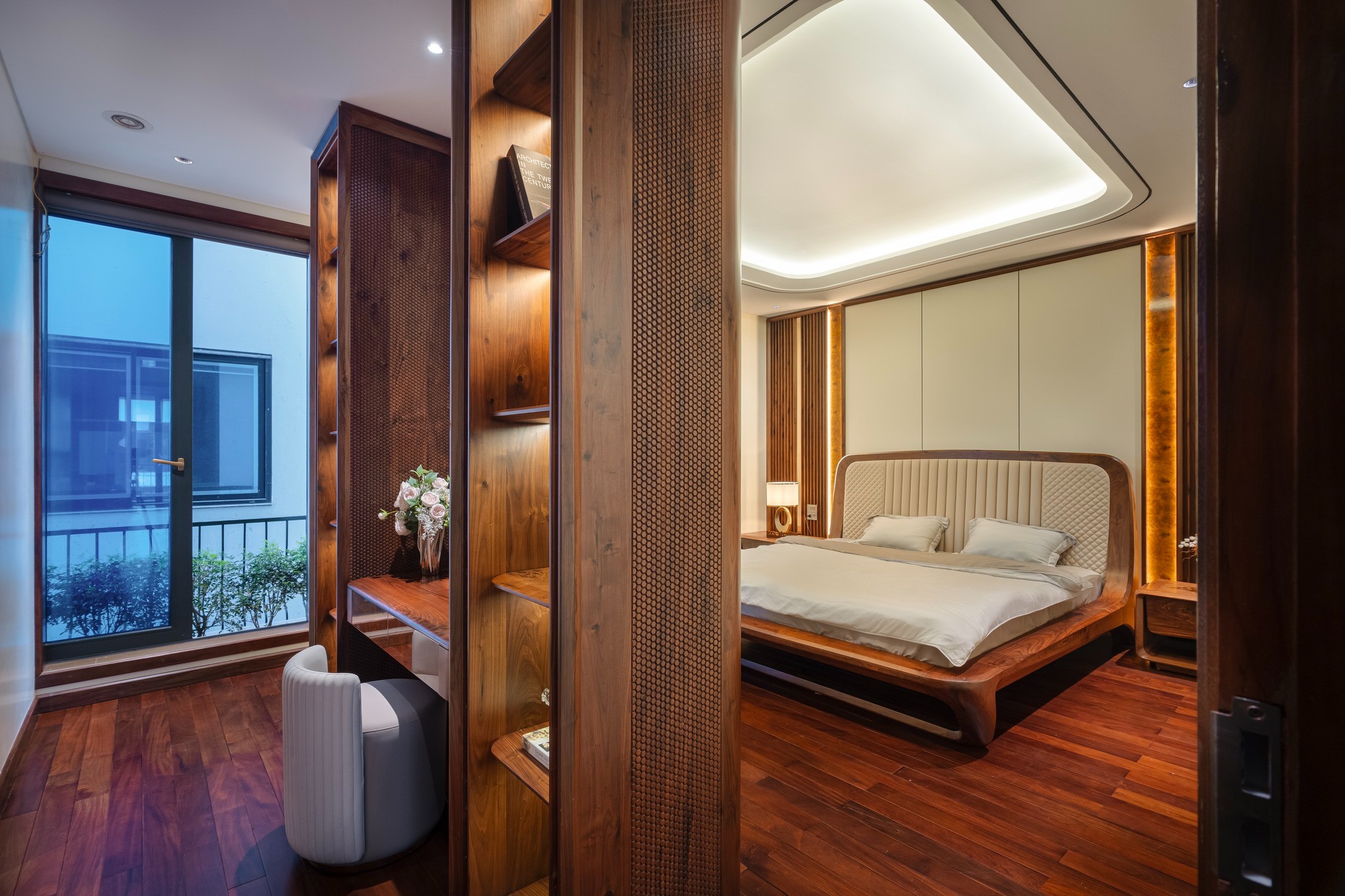 Vách ngăn phòng ngủ bằng gỗ óc chó giúp phân chia không gian tinh tế.